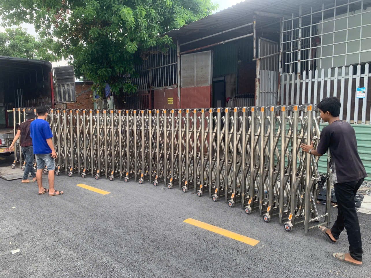 Hàng rào inox kéo tay dùng kiểm soát lối ra vào
